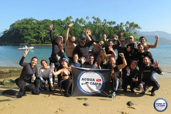 Grupo de mergulhadores da Acquacamp diante da Ilha das Cabras